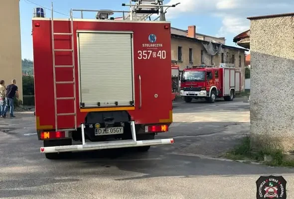 Pożar pustostanu w Kowarach – szybka akcja strażaków