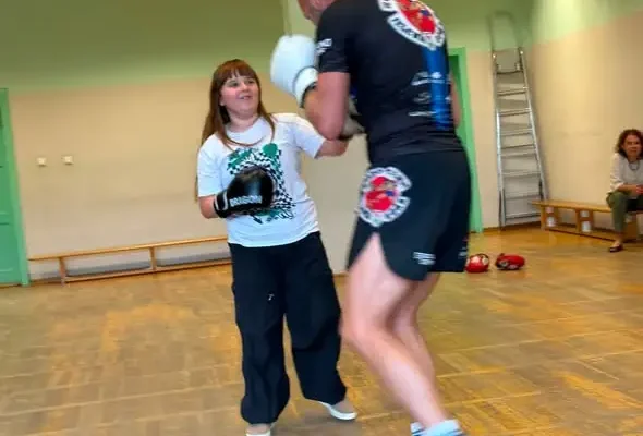 Mistrz kickboxingu poprowadzi zajęcia w szkole – wrzesień bez opłat