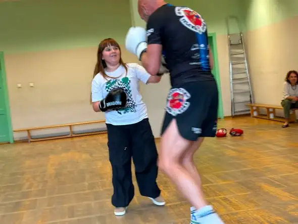 Mistrz kickboxingu poprowadzi zajęcia w szkole – wrzesień bez opłat