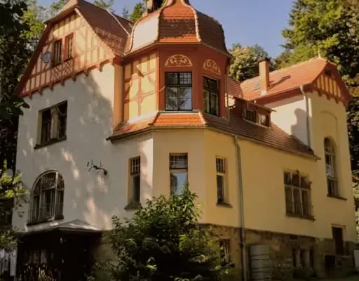 Spacer po Kowarach: architektoniczne perły i karkonoska historia