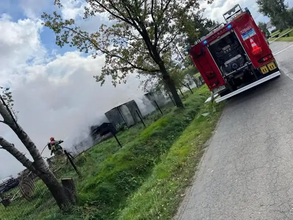 Pożar budynku gospodarczego w Rzędowicach — akcja strażaków