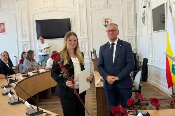 Awans zawodowy nauczycielki z Jeleniej Góry – Izabela Bayer odebrała akt mianowania