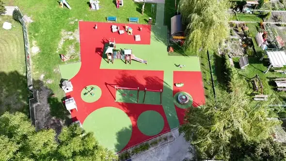 Nowy plac zabaw w Mysłakowicach: bezpiecznie i kolorowo