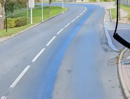 Wyciek substancji ropopochodnej na drodze w Karpaczu – interwencja OSP