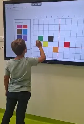 Klasa 2B ze szkoły w Mysłakowicach uczy się kodowania na dywanie