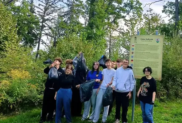 Uczniowie z Jeleniej Góry posprzątali świat – akcja „Sprzątanie świata” za nami