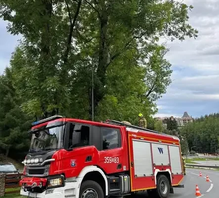 Uszkodzona oprawa lampy drogowej nad jezdnią w Karpaczu. Interweniowała OSP