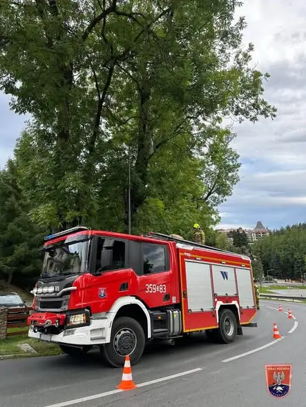 Uszkodzona oprawa lampy drogowej nad jezdnią w Karpaczu. Interweniowała OSP