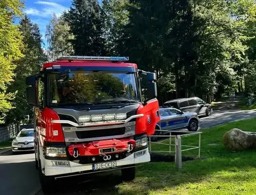 Karpacz: auto utknęło na wzniesieniu — interwencja strażaków OSP