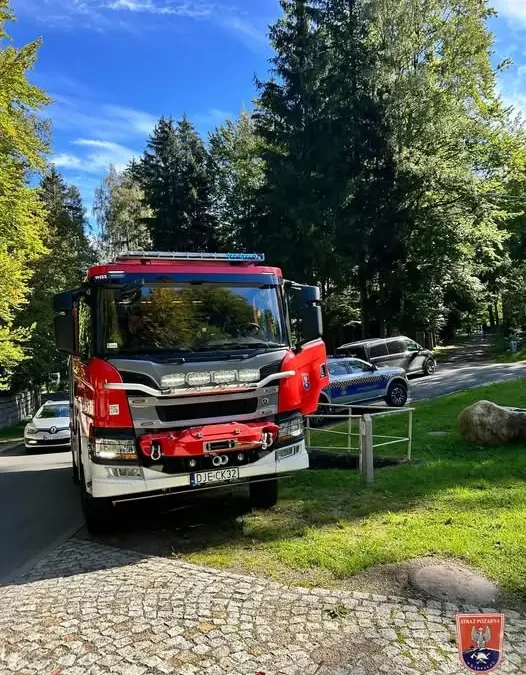 Karpacz: auto utknęło na wzniesieniu — interwencja strażaków OSP