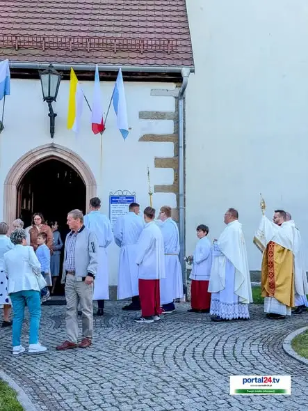 Czernica: święto parafii i dożynki połączyły mieszkańców przy wspólnym stole
