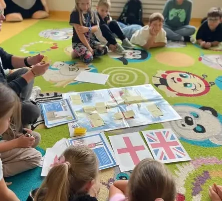 Europejski Dzień Języków Obcych w szkole w Mysłakowicach – quizy, muzyka i brytyjskie herbatki