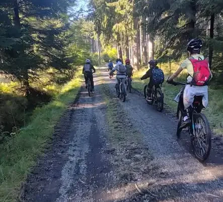 Szkolna wycieczka rowerowa uczniów ze Starej Kamienicy w Góry Izerskie