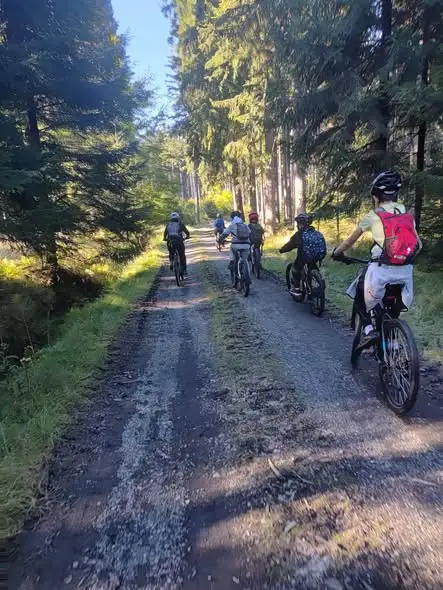Szkolna wycieczka rowerowa uczniów ze Starej Kamienicy w Góry Izerskie