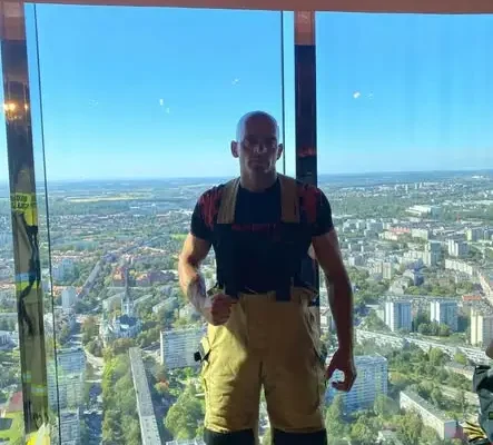 Sky Tower Run 2026: Strażacy z OSP Janowice Wielkie na szczycie wrocławskiego wieżowca