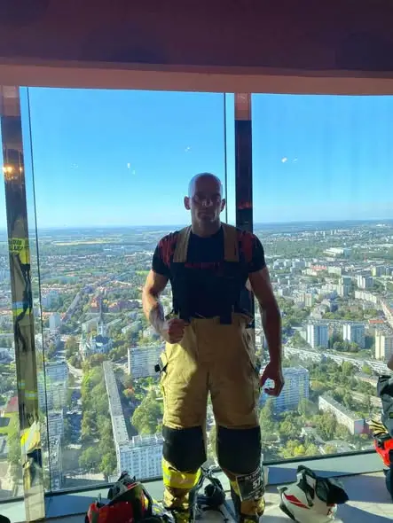 Sky Tower Run 2026: Strażacy z OSP Janowice Wielkie na szczycie wrocławskiego wieżowca