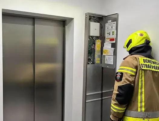 Karpacz: strażacy uwolnili osoby uwięzione w windzie