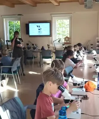Lekcja przyrody w Karkonoskim Parku Narodowym – klasa 4b odkrywa tajemnice mikroświata
