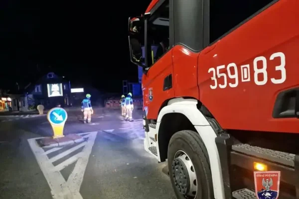 Wyciek substancji ropopochodnej na drodze w Karpaczu – interwencja OSP