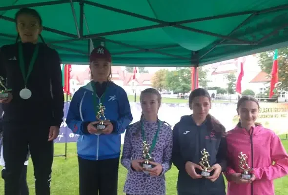Jesienne Mistrzostwa Dolnego Śląska w biegach przełajowych: sukces młodych sportowców z gminy Janowice Wielkie