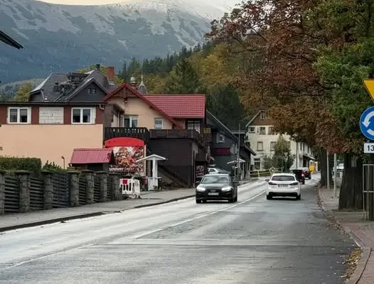 Karkonosze: chłodny dzień na szlakach – śnieg na Śnieżce i silny wiatr