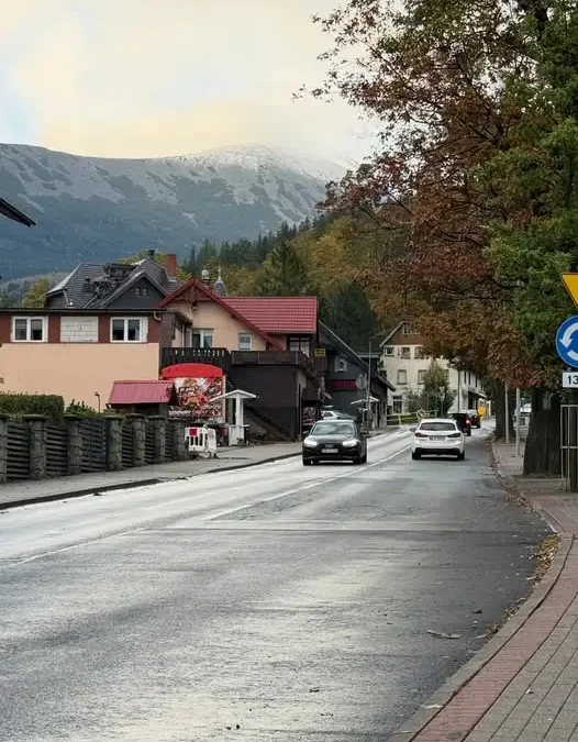 Karkonosze: chłodny dzień na szlakach – śnieg na Śnieżce i silny wiatr