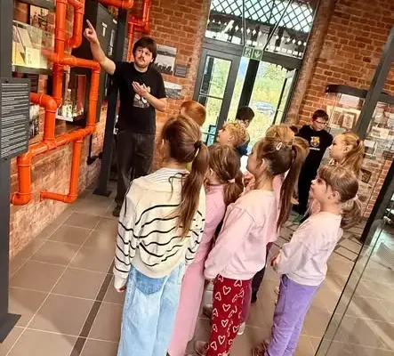 Klasa 2b z Kowar odkrywała lokalną historię w Muzeum „Przystanek Kowary”