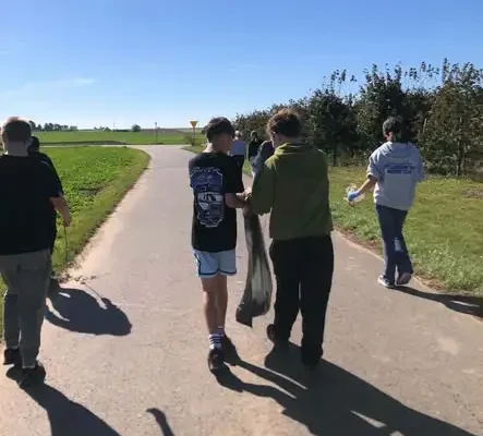 Uczniowie klas 7 i 8 włączyli się w akcję „Sprzątanie Świata”