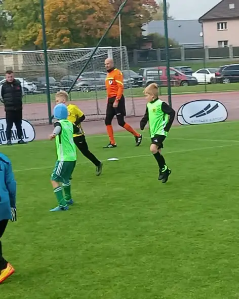 Młodzi piłkarze z Mysłakowic z medalami po turnieju DZPN Kids Tour