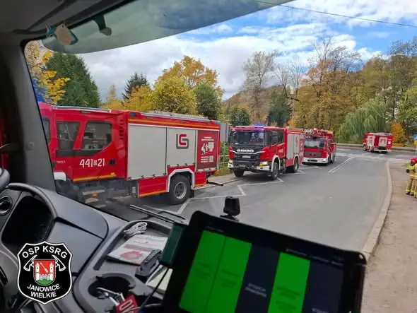 Dwa wezwania dla OSP w jeden dzień: pożar w Kaczorowie i pies uwięziony w przepuście