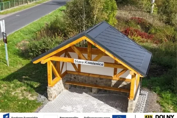 Gmina Stara Kamienica z nowymi wiatami przystankowymi. Inwestycja za blisko 880 tys. zł