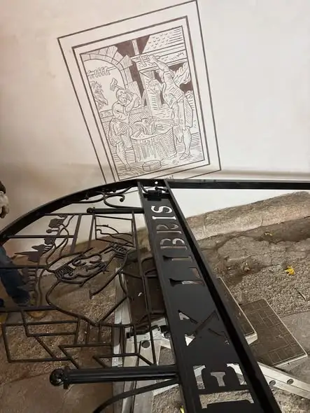 Kowary: „Przejście Drukarskie” z kratami inspirowanymi grafiką Józefa Gielniaka