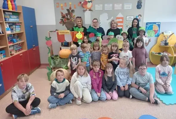 Drugoklasiści wystawili „Na straganie” – kukiełkowe warzywa zachwyciły publiczność