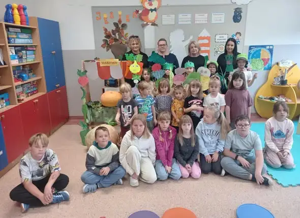 Drugoklasiści wystawili „Na straganie” – kukiełkowe warzywa zachwyciły publiczność
