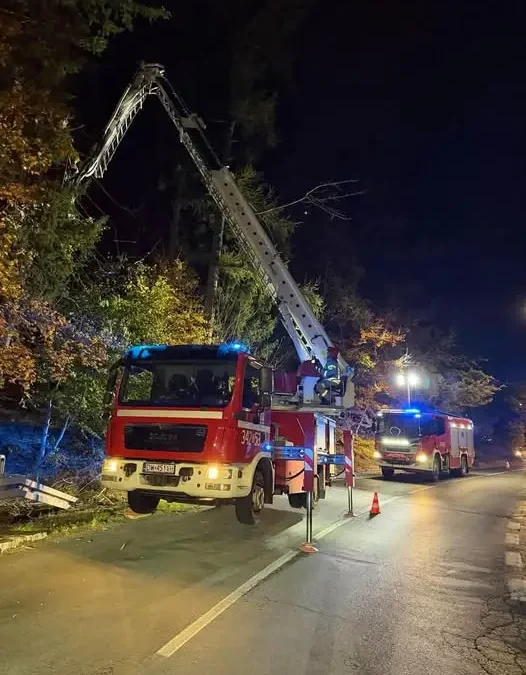 Nadłamane drzewo nad jezdnią w Karpaczu – interwencja strażaków