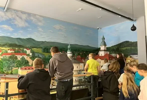 Uczniowie z Kowar odkrywali miniaturowe światy w Kolejkowie